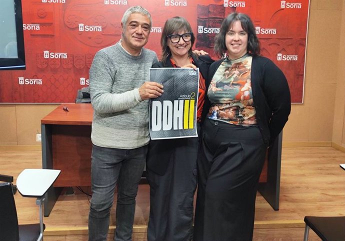 De izda a dcha, Juan Carlos Rodrigo, Gloria Gonzalo y María Ferrer presentan OnPhoto Soria