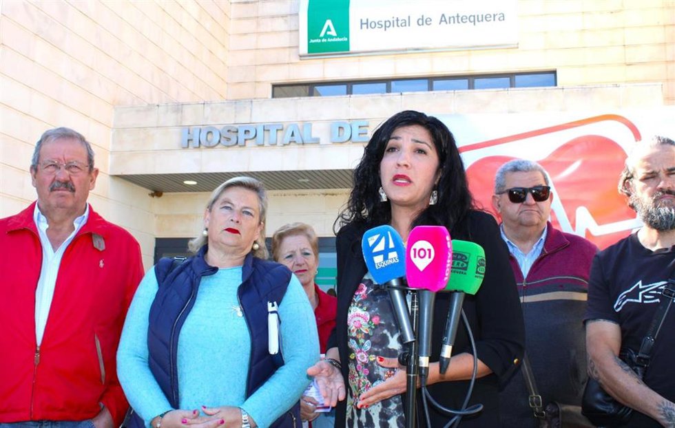 La coordinadora provincial de IU en Málaga, Toni Morillas, junto a la concejala portavoz de la formación en Antequera, Pilar Ruiz, y representantes de la plataforma sanitaria zona norte de Antequera.