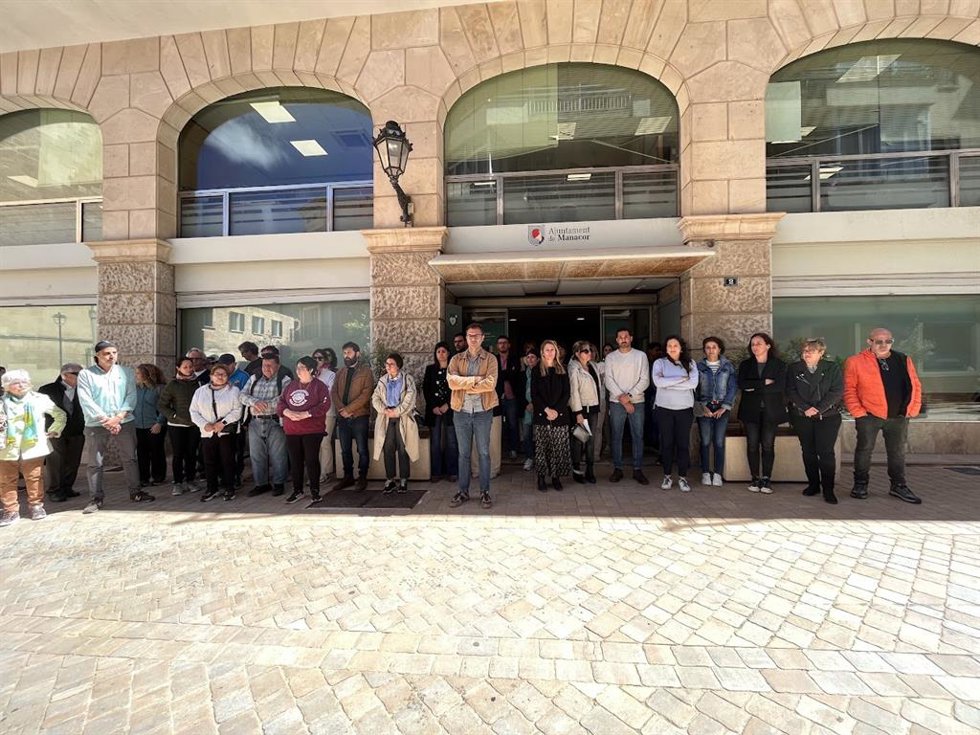 Manacor guarda un minuto de silencio en señal de duelo y respeto por las víctimas del doble crimen.