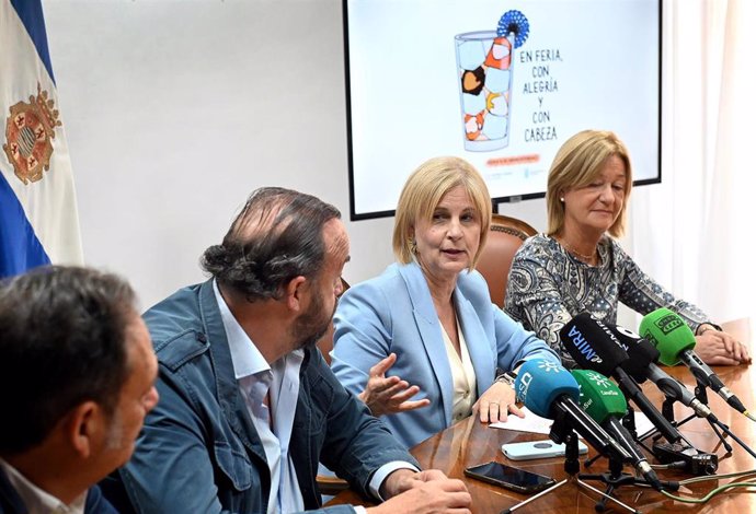 La alcaldesa de Jerez, María José García-Pelayo, y el director de Espirituosos España, Bosco Torremocha, presentan campaña para prevenir el consumo de alcohol a menores durante la Feria del Caballo.