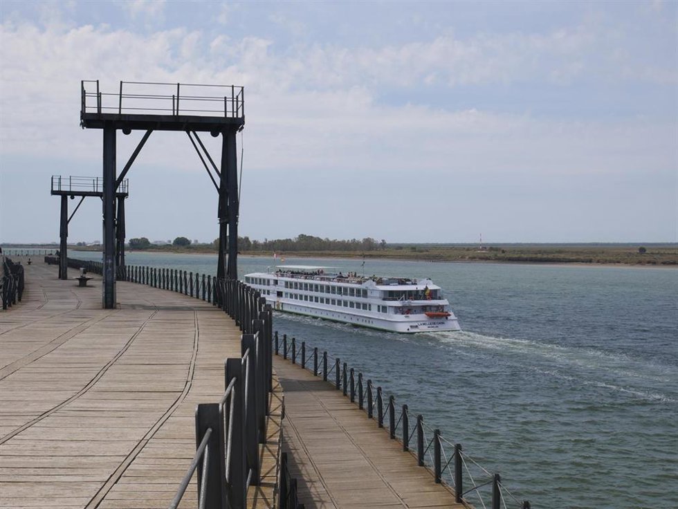 El buque La Belle de Cadix en el Puerto de Huelva.