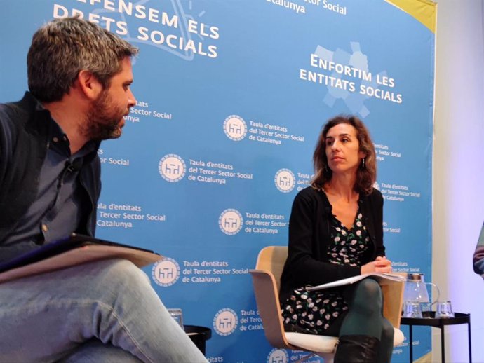 La candidata d ela CUP, Laia Estrada, en un debate de campaña sobre propuestas sociales en Barcelona, el 2 de mayo de 2024.