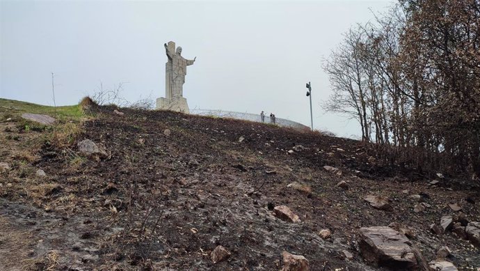Archivo - El Monte Naranco, en Oviedo, tras el incendio que sufrió el 31 de marzo de 2023.