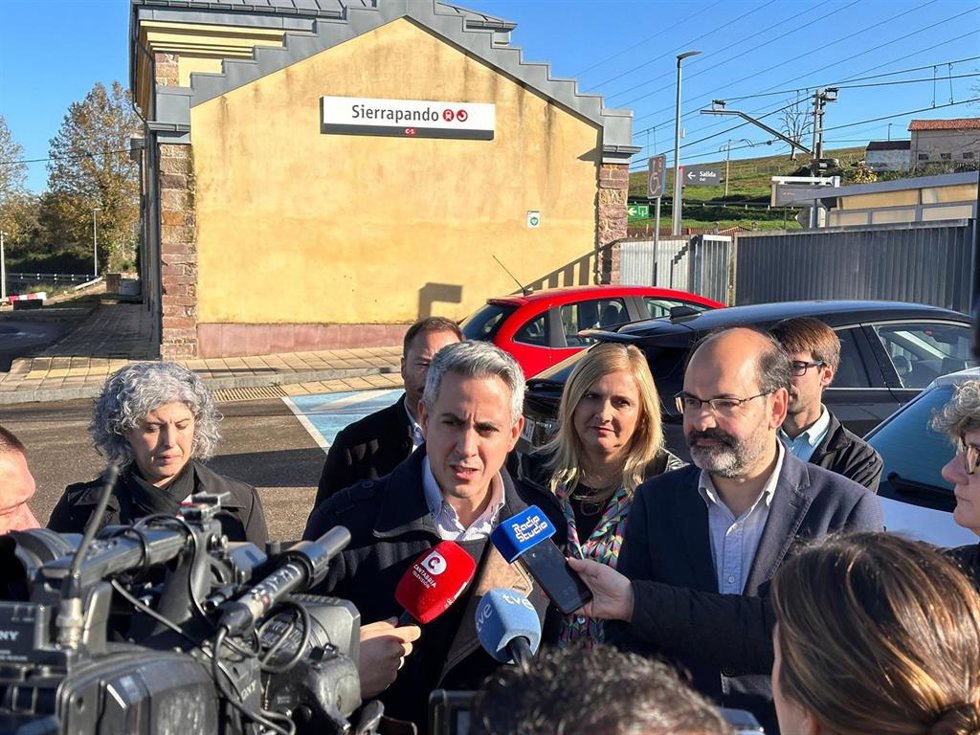 El secretario general del PSOE de Cantabria, Pablo Zuloaga, y el de Torrelavega, José Luis Urraca, en la estación de Sierrapando