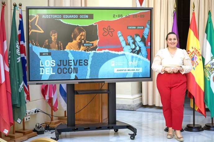 La concejala delegada de Juventud del Ayuntamiento de Málaga, Mercedes Martín, informa sobre el programa de actuaciones que se llevarán a cabo en el auditorio Eduardo Ocón