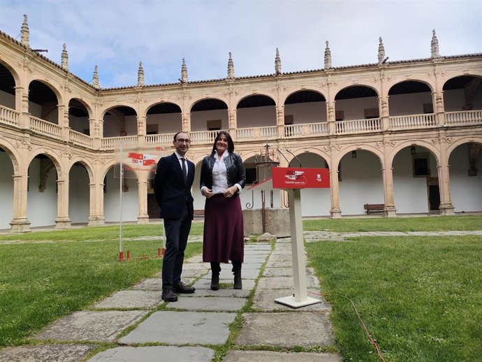 La secretaria de Organización del PSOE de Castilla y León, Ana Sánchez (d), junto al secretario general del PSOE de Salamanca, David Serrada (i), en el Colegio Fonseca de Salamanca