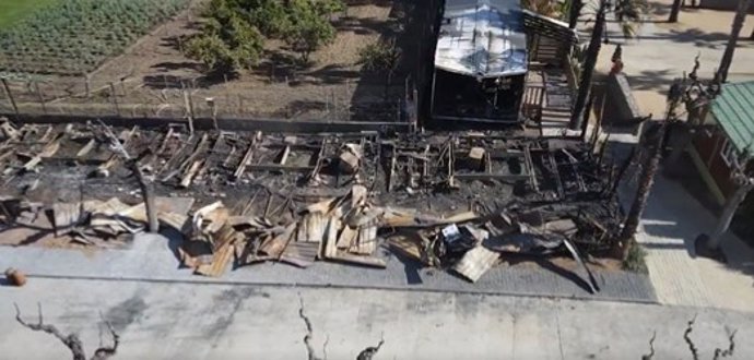 Imatge de l'incendi de 37 bungalous d'un càmping de Pineda de Mar (Barcelona)
