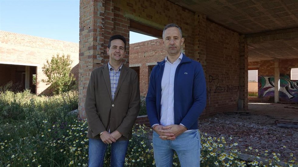 El secretario general del PSOE de Coín y portavoz del grupo municipal en ese municipio, Salvador Rojas, y el diputado provincial socialista, Miguel Espinosa, en rueda de prensa.