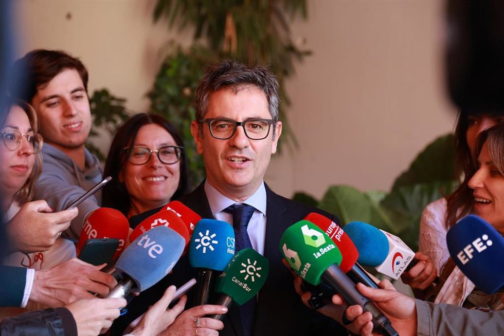 El ministro de la Presidencia, Justicia y Relaciones con las Cortes, Félix Bolaños, en una atención a medios en Sevilla.