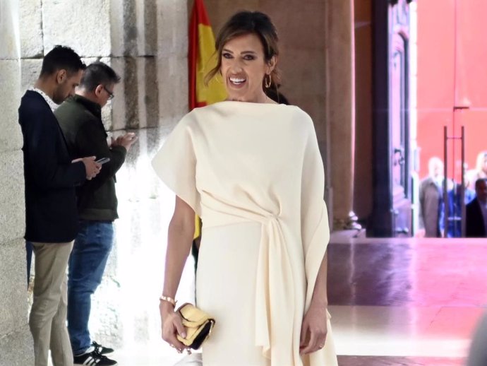 La modelo Nieves Álvarez a su llegada a la entrega de Grandes Cruces de la Orden del Dos de Mayo, en la Real Casa de Correos, a 2 de mayo de 2024, en Madrid (España).