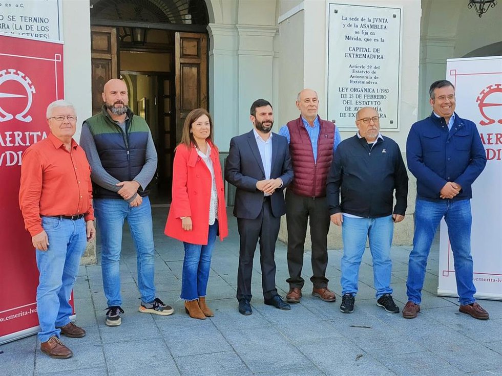 El concejal de Turismo, Felipe González, junto a representantes de las entidades recreacionistas, en la presentación de Emerita Lvdica.