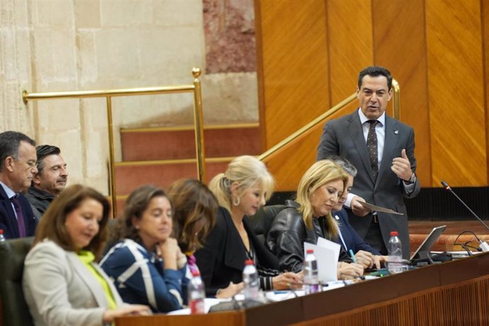 El presidente de la Junta de Andalucía, Juanma Moreno, en su turno de respuesta a la portavoz de Por Andalucía, Inmaculada Nieto, en la sesión de control en el Parlamento andaluz.