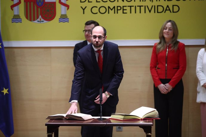 Archivo - El ministro de Economía, Román Escolano, preside la toma de posesión de Fernando Navarrete como Secretario General del Tesoro