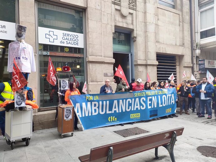 Concentración de traballadores de Ambulancias do Atlántico fronte á dirección provincial do Sergas en Vigo, a 2 de maio de 2024.