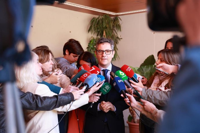 El ministro de la Presidencia, Justicia y Relaciones con las Cortes, Félix Bolaños, atiende a los medios en la Universidad Pablo de Olavide. 