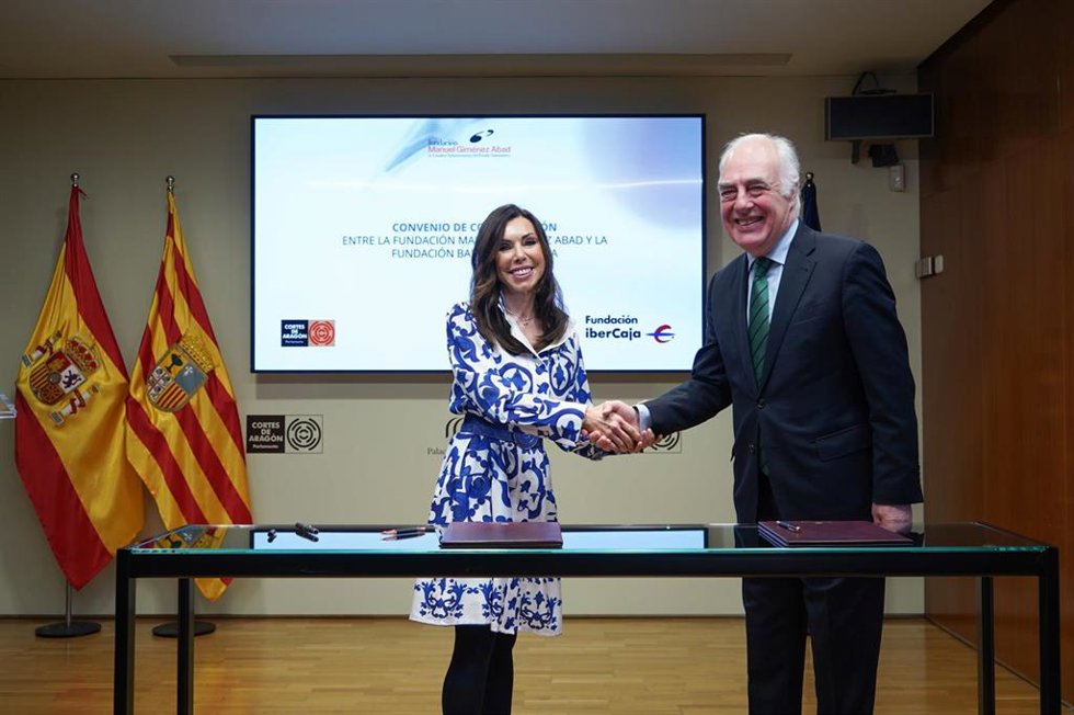 La presidenta del Parlamento aragonés, Marta Fernández, y el director general de Fundación Ibercaja, José Luis Rodrigo
