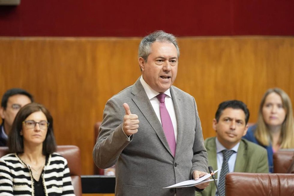 El secretario del PSOE-A, Juan Espadas, durante su turno de palabra en la sesión de control al Gobierno. A 02 de mayo de 2024, en Sevilla (Andalucía, España). El presidente de la Junta, Juanma Moreno, responde a las preguntas de los grupos en la sesión 