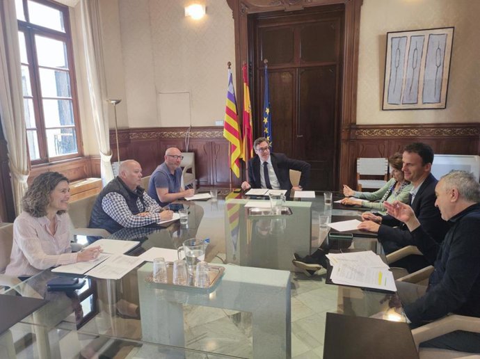 El vicepresidente del Govern, Antoni Costa, se reúne con representantes de empresarios y trabajadores para abordar el decreto de simplificación.