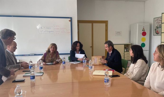 La delegada de Desarrollo Educativo, Formación Profesional y Universidad en la provincia de Cádiz, Isabel Paredes, reunida con responsables del CEIP Cervantes de Olvera
