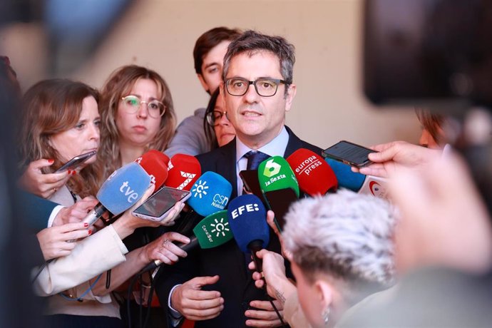 El ministro de la Presidencia, Justicia y Relaciones con las Cortes, Félix Bolaños, atiende a los medios en la Universidad Pablo de Olavide. A 2 de mayo de 2024, en Sevilla (Andalucía, España).