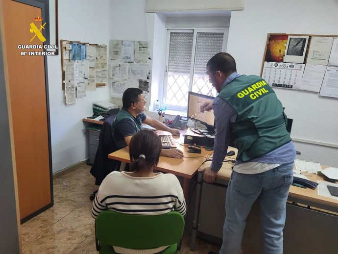 Agents de la Gurdia Civil en tasques d'investigació