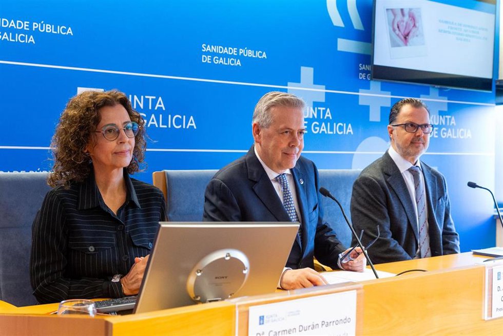 La directora xeral de Saúde Pública, Carmen Durán, el conselleiro de Sanidade, Antonio Gómez Caamaño, y el jefe de Pediatría del CHUS, Federico Martinón, en rueda de prensa.