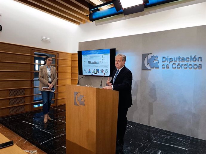 El presidente de la Diputación de Córdoba, Salvador Fuentes, informa sobre el uso de remanentes de las institución provincial.
