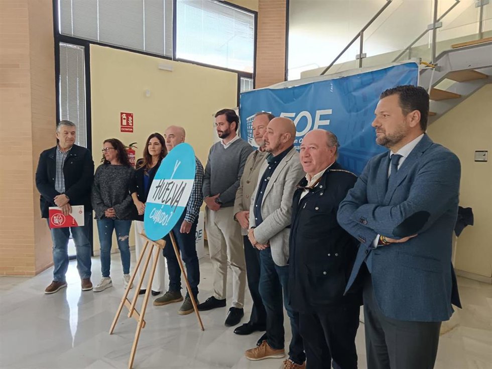 Imagen de los miembros de la plataforma '¿Y Huelva cuándo?' tras la reunión mantenida en la FOE.