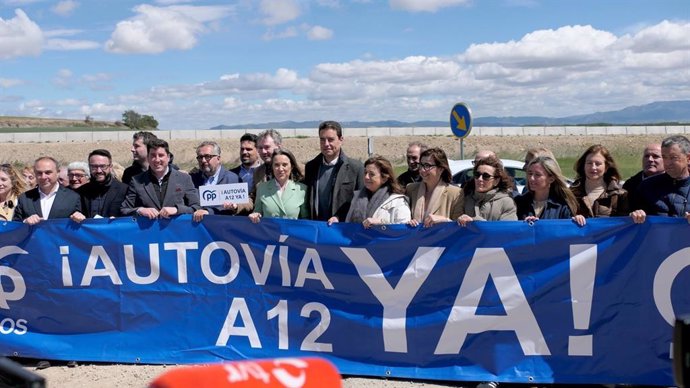 La secretaria general del PP, Cuca Gamarra, con representantes de La Rioja y Csatilla y León reivindicando acelerar las obras de la A-12