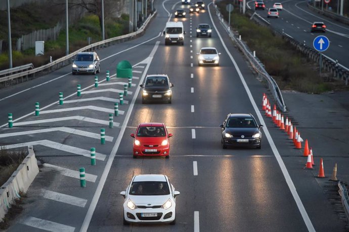 Archivo - Varios coches circulan por una autovía.