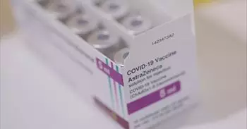 AstraZeneca admite que su vacuna contra el Covid puede provocar efectos secundarios como trombosis en "casos muy raros"