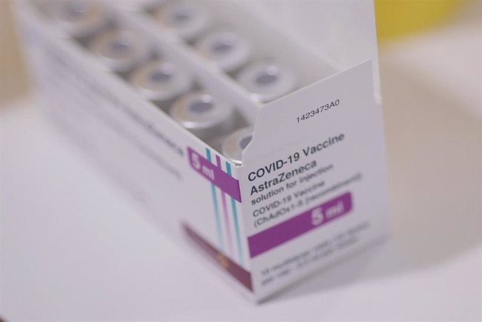 Archivo - Caja con dosis de la vacuna de AstraZeneca contra el Covid-19, a 1 de junio de 2021, en el Hospital Isabel Zendal, en Madrid, (España).