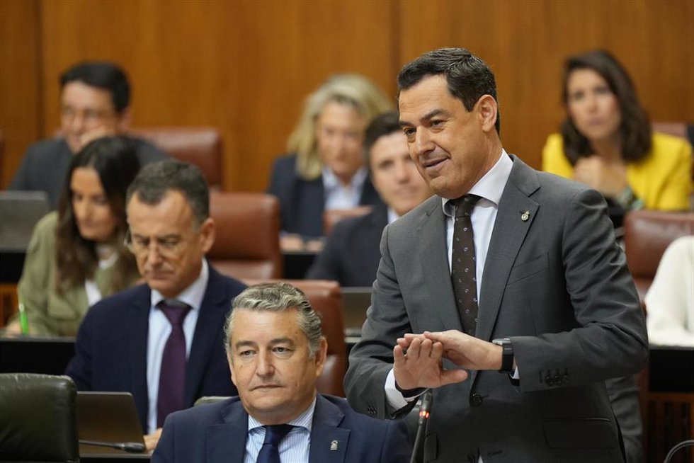 El presidente de la Junta, Juanma Moreno (d); junto al consejero de la Presidencia, Interior, Diálogo Social y Simplificación Administrativa, Antonio Sanz (i); durante su intervención en la sesión de control. A 02 de mayo de 2024, en Sevilla (Andalucía,