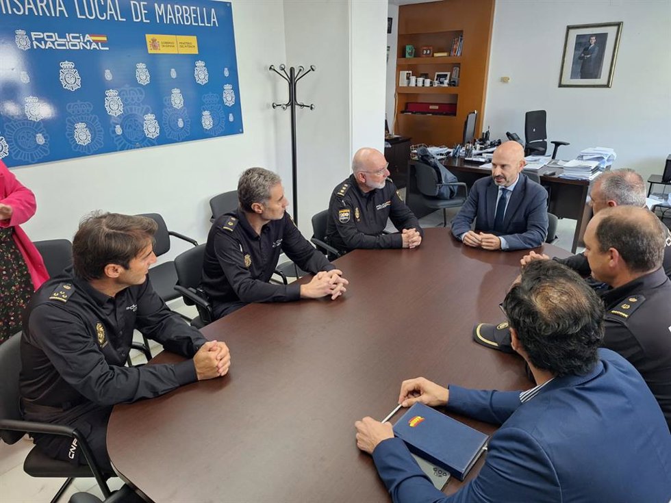 El subdelegado del Gobierno en Málaga, Javier Salas, en una visita a la Comisaría de Marbella (Málaga).