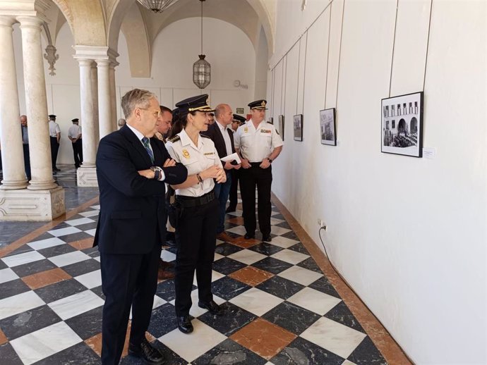 El presidente de la Diputación, Salvador Fuentes, y la comisaria provincial jefe de la Policía Nacional en Córdoba, María Dolores López, visita la muestra fotográfica.