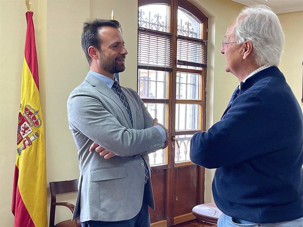 El presidente del PP de Asyrias, Álvaro Queipo y el alcalde de Soto del Barco, José Manuel Lozano.