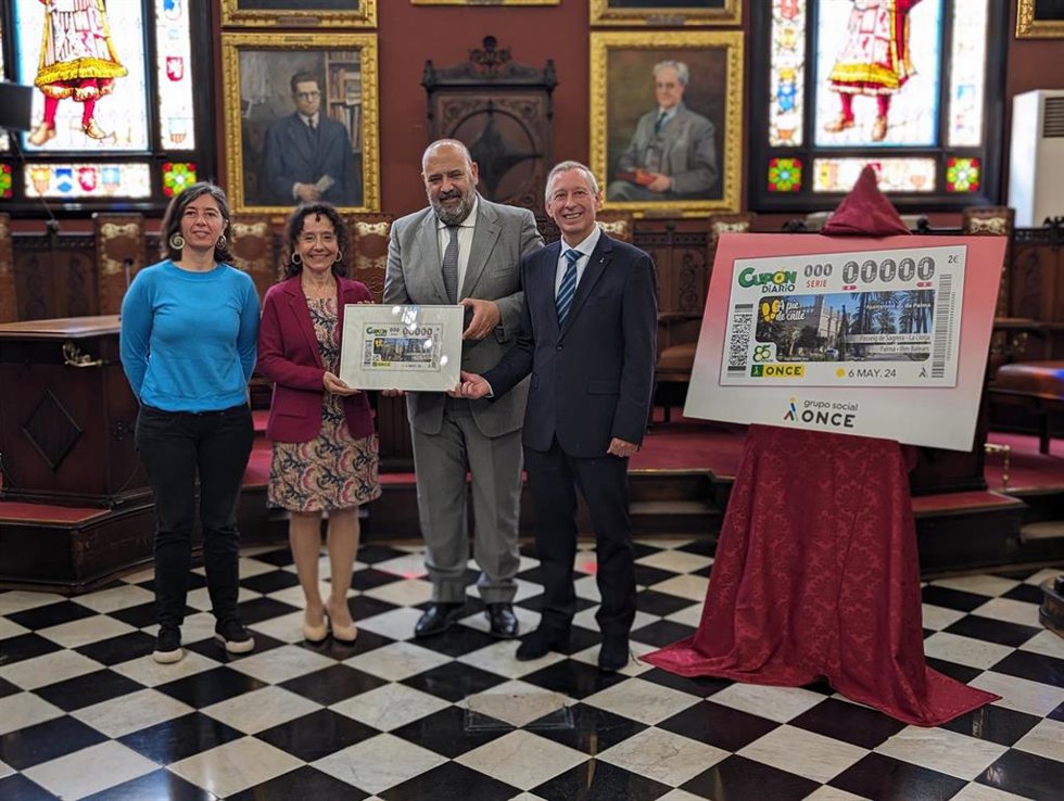 El alcalde de Palma, Jaime Martínez, y el delegado territorial de la ONCE en Balears, José Antonio Toledo, presentan el cupón dedicado al Passeig Sagrera.