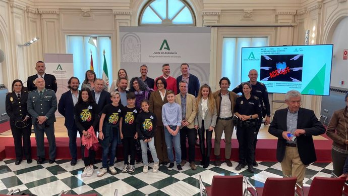 Acto contra el acoso escolar presidido por la delegada de Desarrollo Educativo y FP de la Junta en Granada, María José Martín.