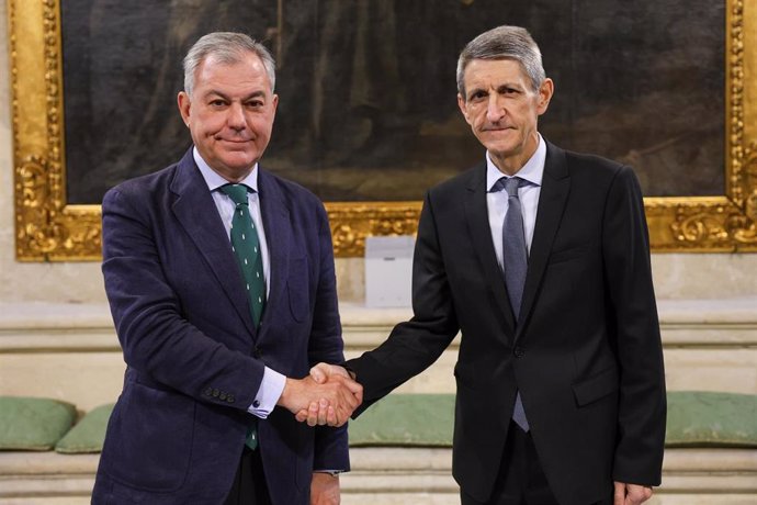 Saludo entre el alcalde de Sevilla, José Luis Sanz, y el presidente de la Fundación Unicaja, José M. Domínguez, en el Consistorio, con ocasión de la firma de un acuerdo de colaboración.