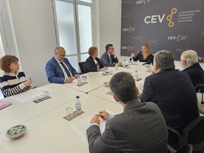Reunión de representantes del transporte con la consellera de Innovación, Industria, Comercio y Turismo, Nuria Montes,