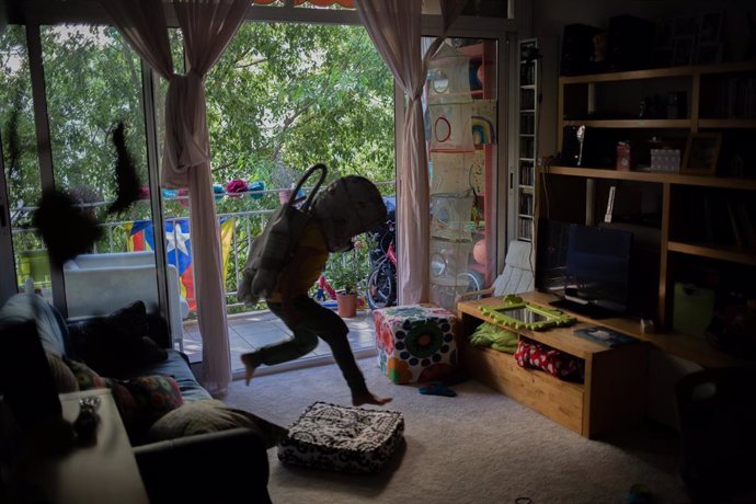 Imagen de archivo - Una niña juega en su domicilio durante el confinamiento por el Covid-19