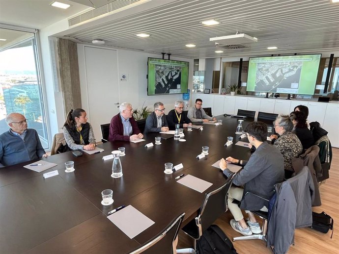 Reunión entre representantes de la Generalitat y el Port de Tarragona, en la que han participado la directora de Cambio Climático del Govern, Mireia Boya, y el presidente de la Autoritat Portuària de Tarragona, Saül Garreta