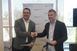 El vicepresidente y diputado de Deportes, Juan Rosas, y el presidente de la Federación Andaluza de Fútbol, Pablo Lozano, han firmado este jueves el acuerdo de colaboración para la celebración de esta competición.
