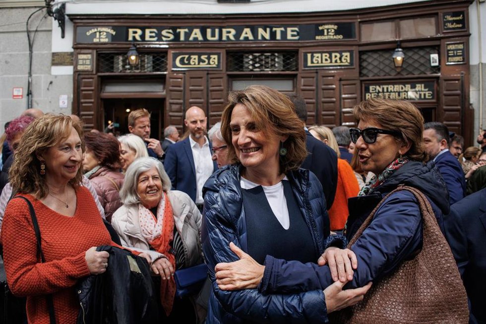 La vicepresidenta tercera  y candidata del PSOE a las elecciones europeas, Teresa Ribera, saluda a militantes del partido, a su llegada a la celebración del 145 aniversario de la fundación del PSOE, en Casa Labra, a 2 de mayo de 2024, en Madrid (España).