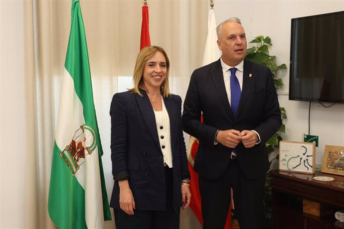 La presidenta de la Diputación, Almudena Martínez, con el alcalde de San Roque, Juan Carlos Ruiz Boix.