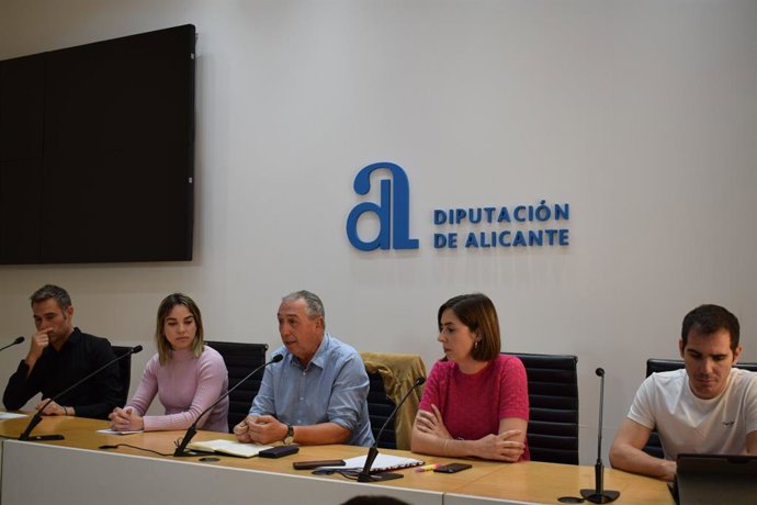El síndic de Compromís a Les Corts, Joan Baldoví, el portaveu de la coalició en la Diputació d'Alacant, Ximo Perles, el portaveu d'Educació a Les Corts, Gerard Fullana, i les regidores d'Alacant i d'Elx, Sara Llobell i Esther Díez.