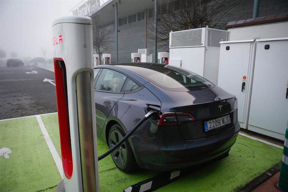 Archivo - Un vehículo en un punto de carga en una electrolinera, a 18 de diciembre de 2023, en Lugo, Galicia (España). La Asociación Española de Fabricantes de Automóviles y Camiones (ANFAC) estima que hay 25.180 puntos de Recarga de Acceso Público en E