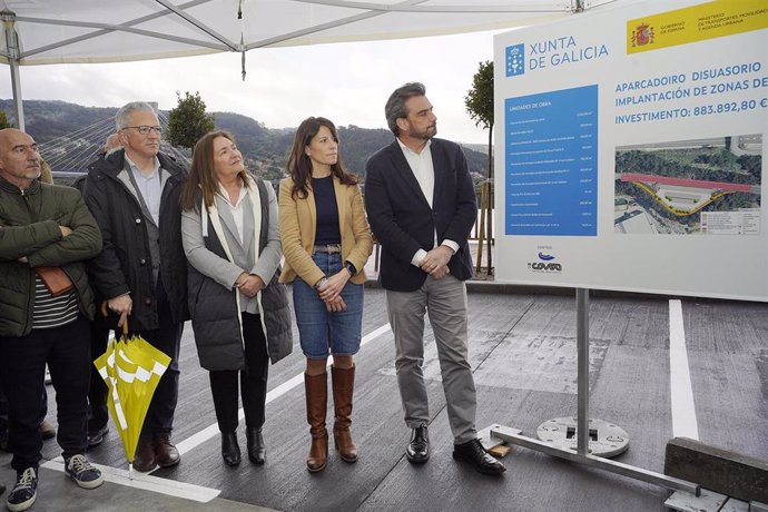 Calvo y Martínez Allegue visitan el nuevo aparcamiento disuasorio de Moaña (Pontevedra).