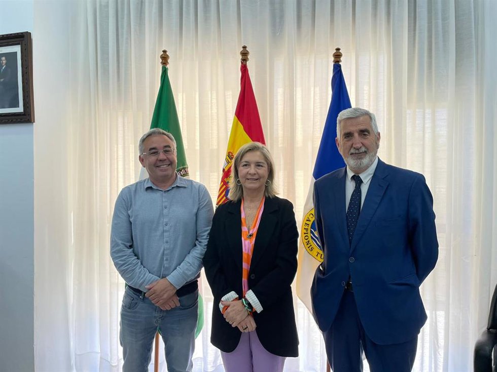 La delegada territorial de Justicia, Administración Local y Función Pública de la Junta de Andalucía en la provincia de Cádiz, Ana Bertón, junto al alcalde de Chipiona, Luis Mario Aparcero.