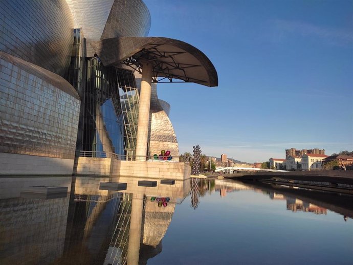 Archivo - Sol y cielos despejados junto al Museo Guggenheim de Bilbao